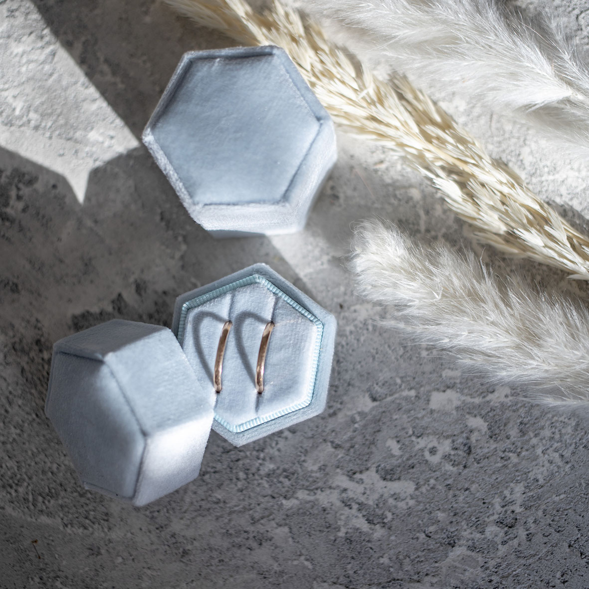 Бархатные коробочки для двух колец в голубом цвете цена