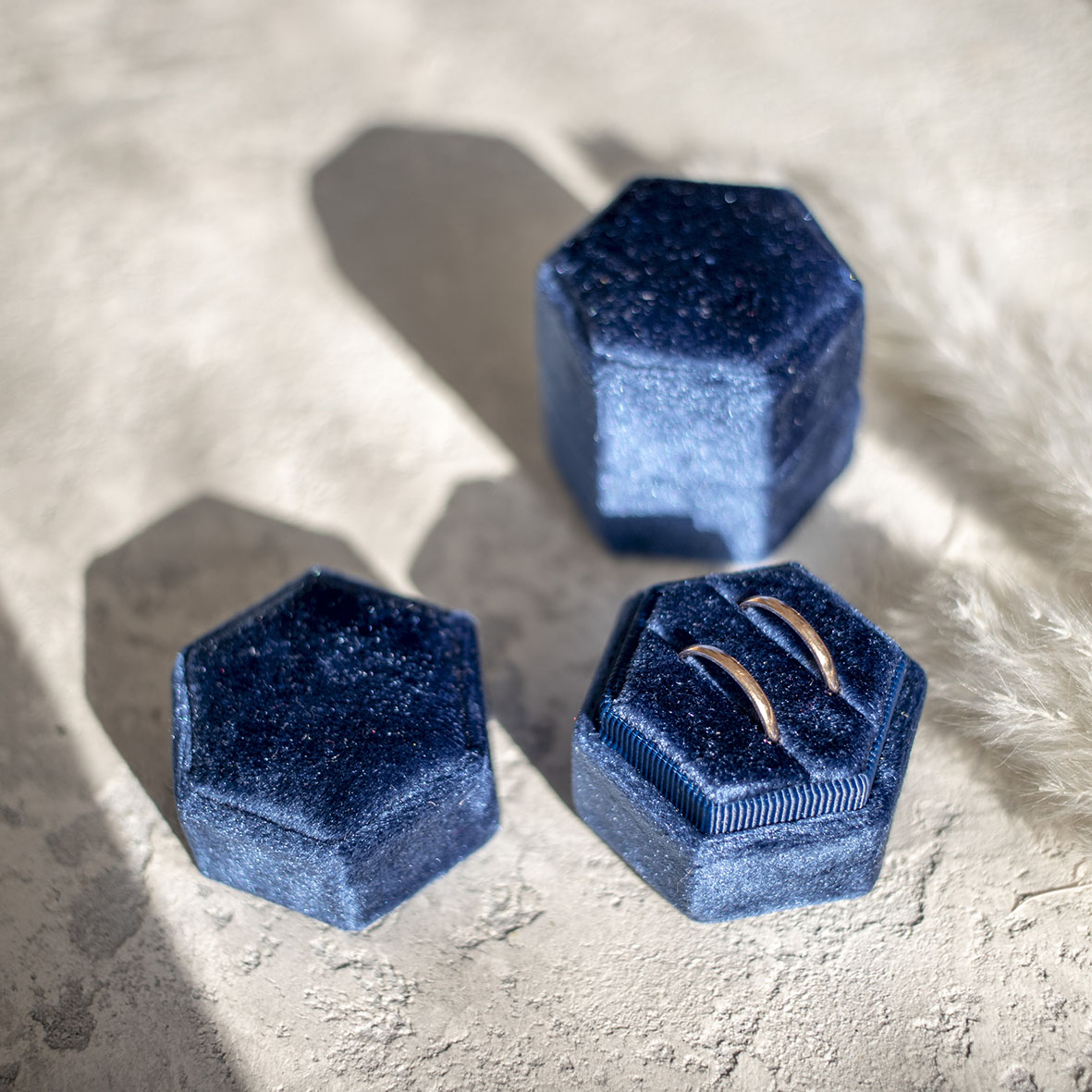 Бархатные коробочки для двух колец в синяя цена в магазине