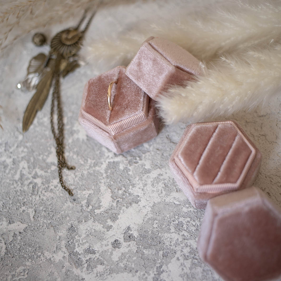 Бархатные коробочки для двух колец пыльно розовые цена в магазине