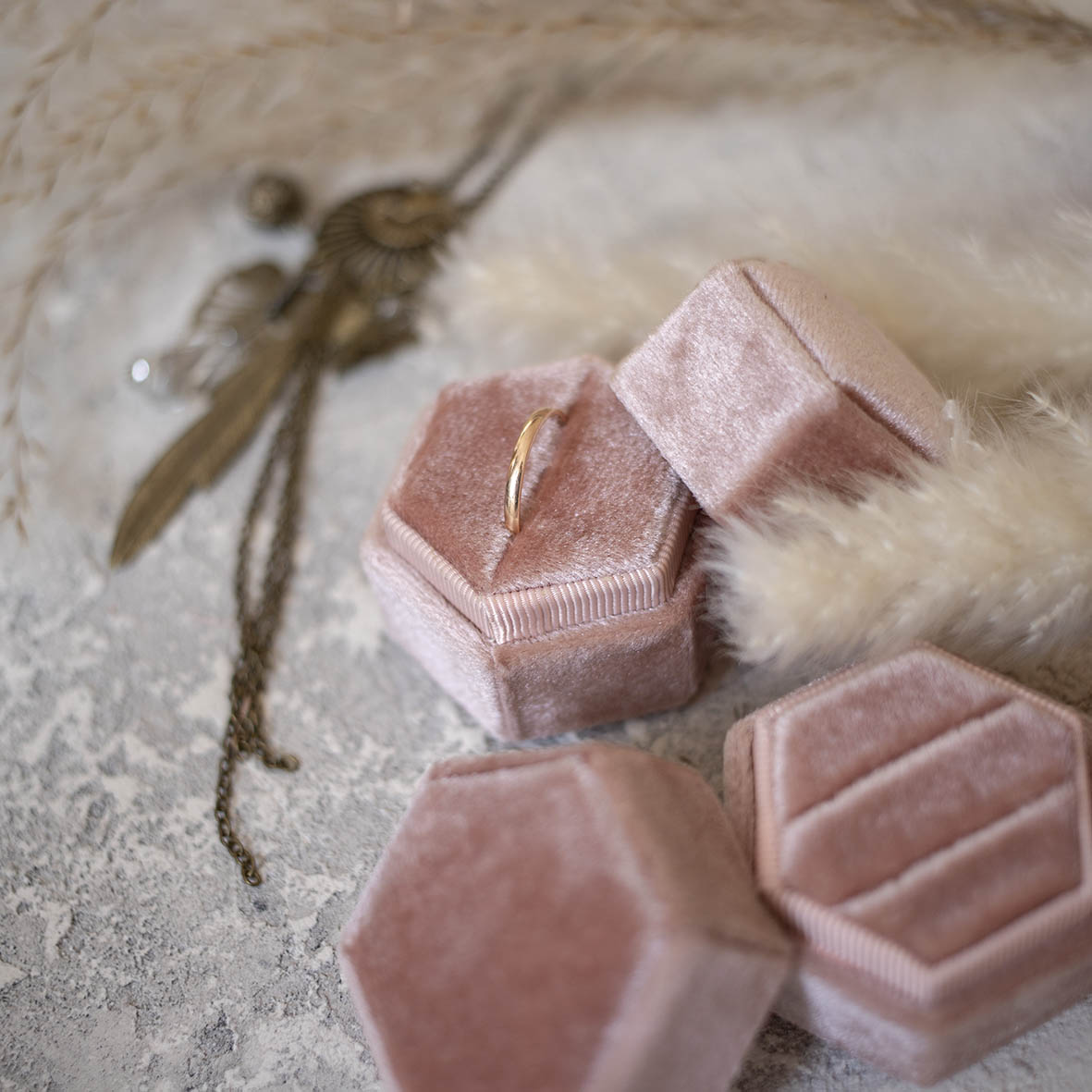 Бархатные коробочки для двух колец пыльно розовые цена в магазине