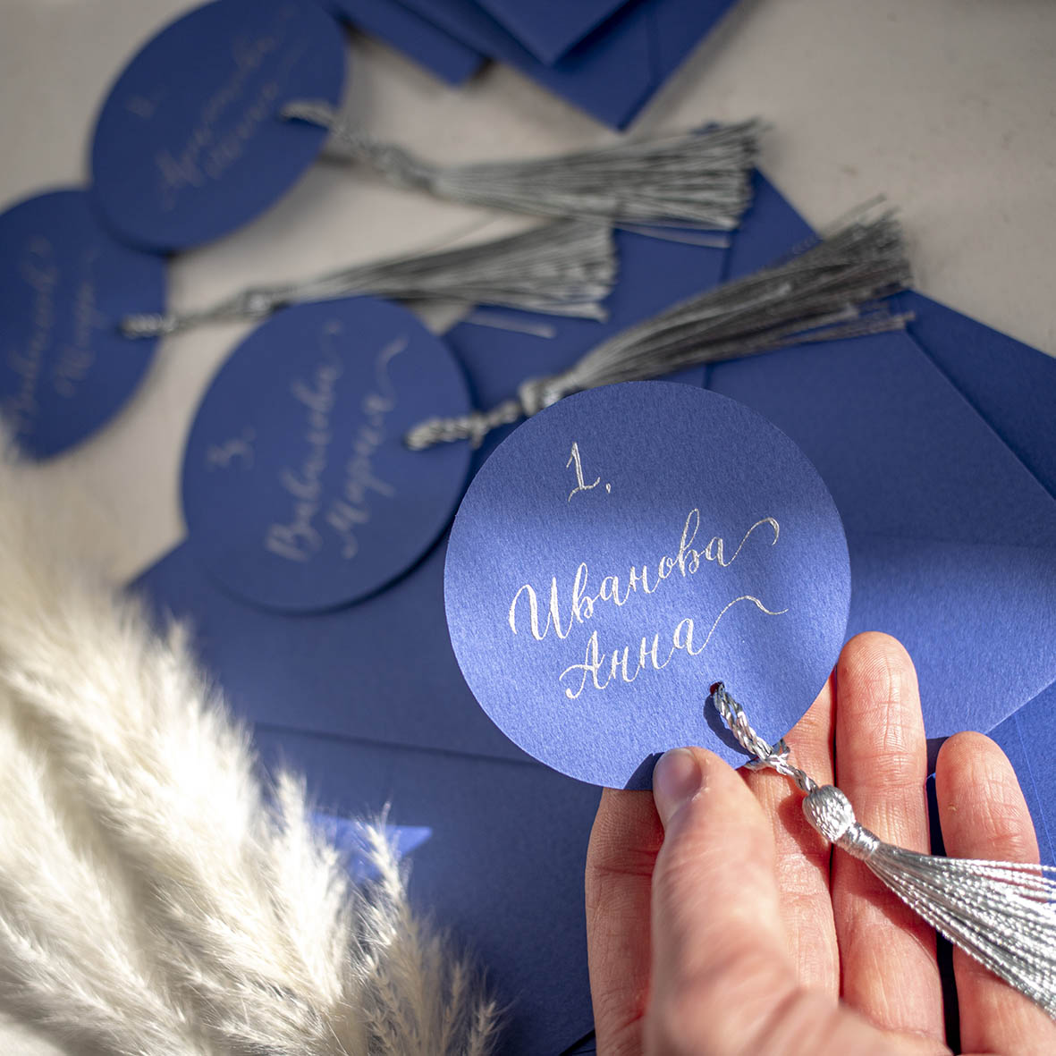 Карточки рассудки для гостей на свадьбу синие, круглые