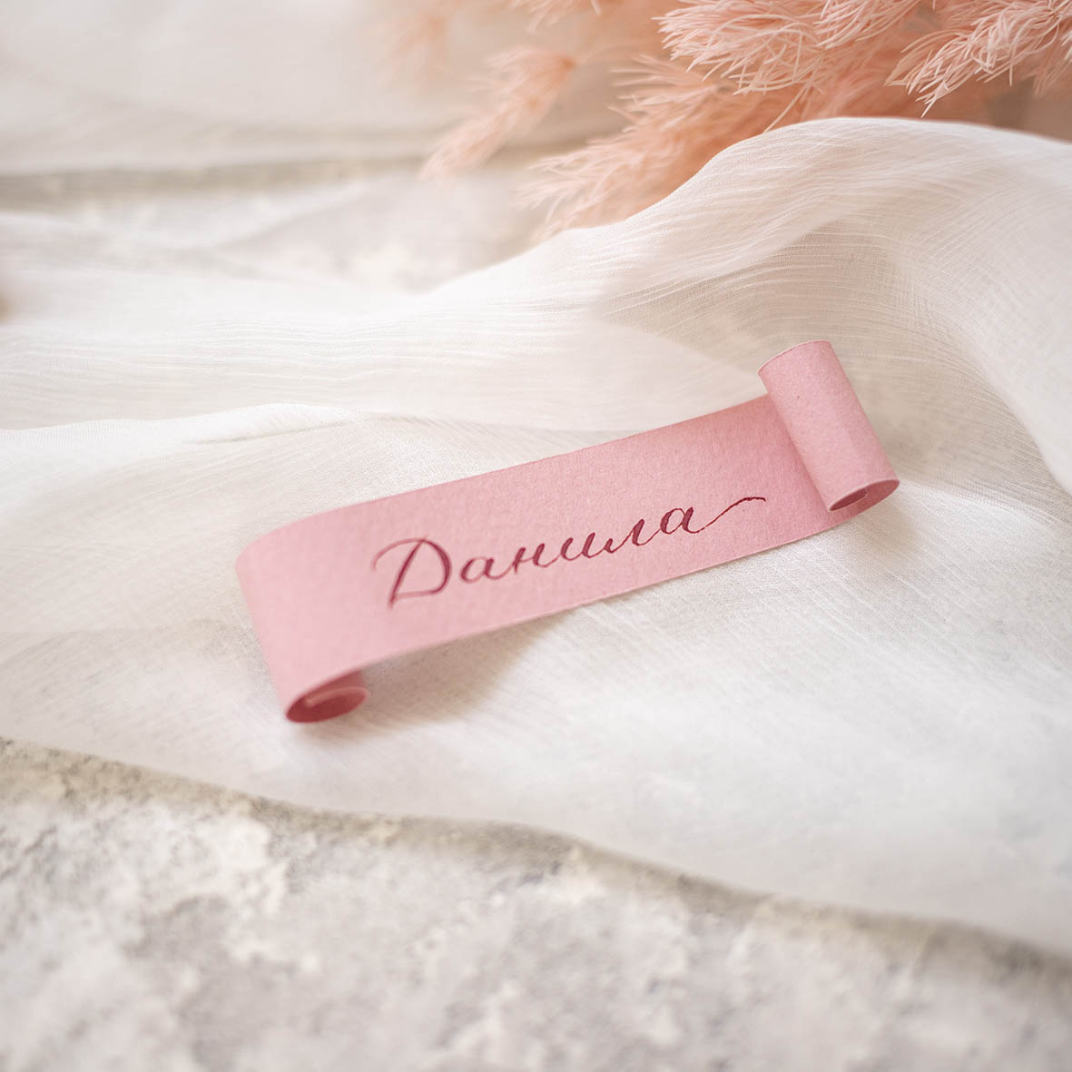 Карточки рассадки для гостей на свадьбу розовые с каллиграфией