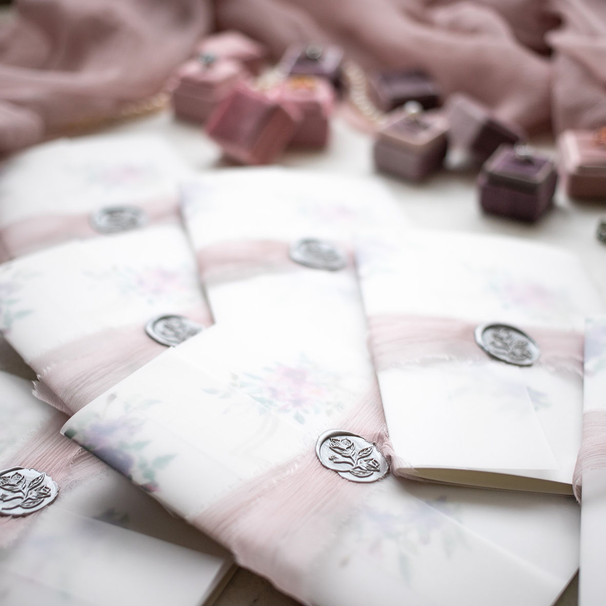 Пригласительные на свадьбу в кальке с сургучной печатью и лентами