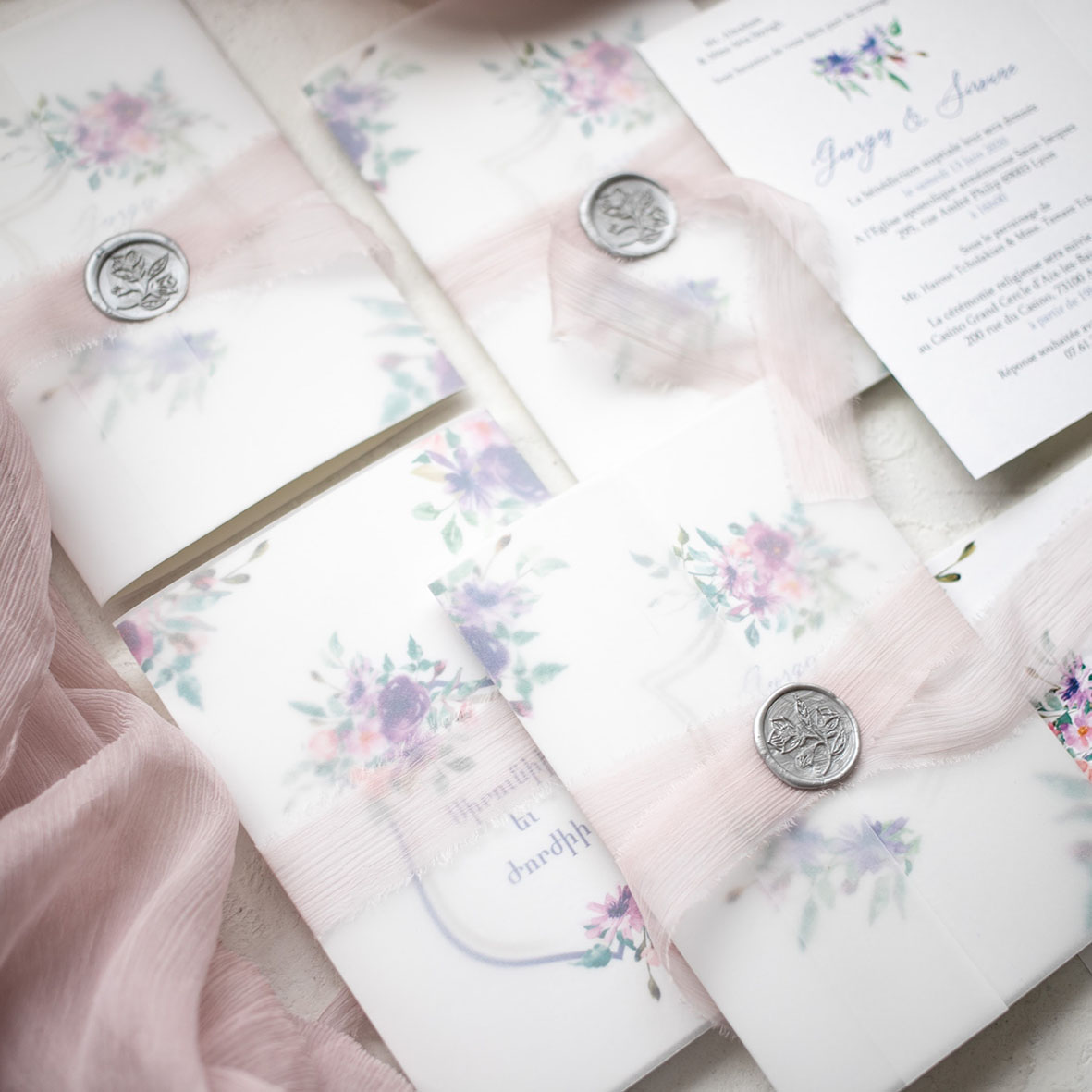 Пригласительные на свадьбу в кальке с сургучной печатью и лентами