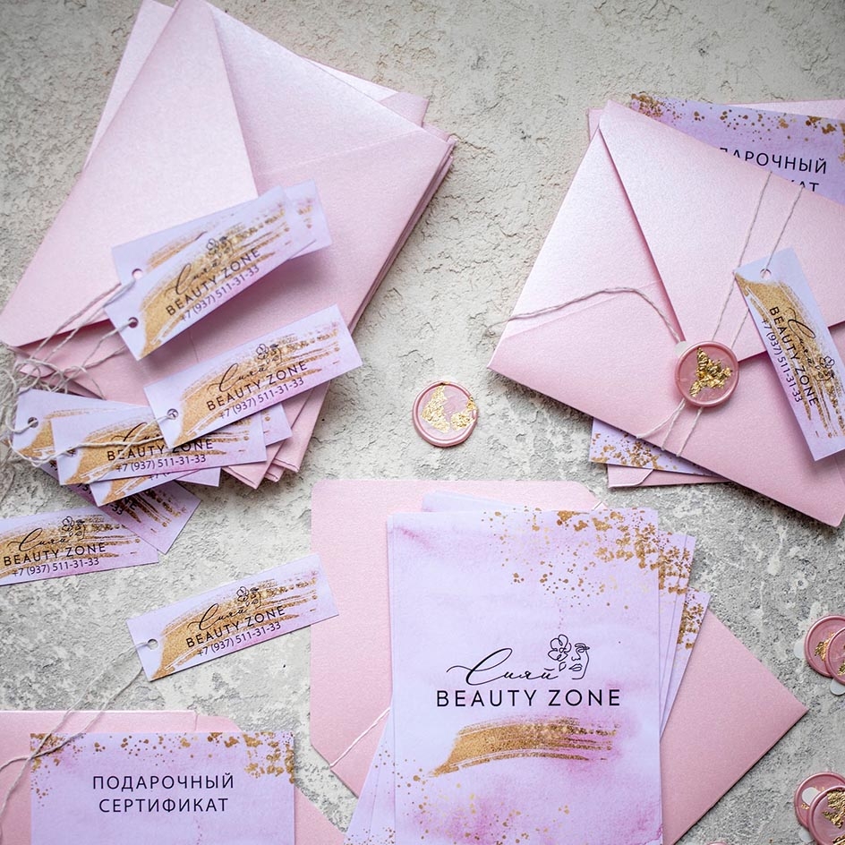 Бумажный конверт в розовом цвете