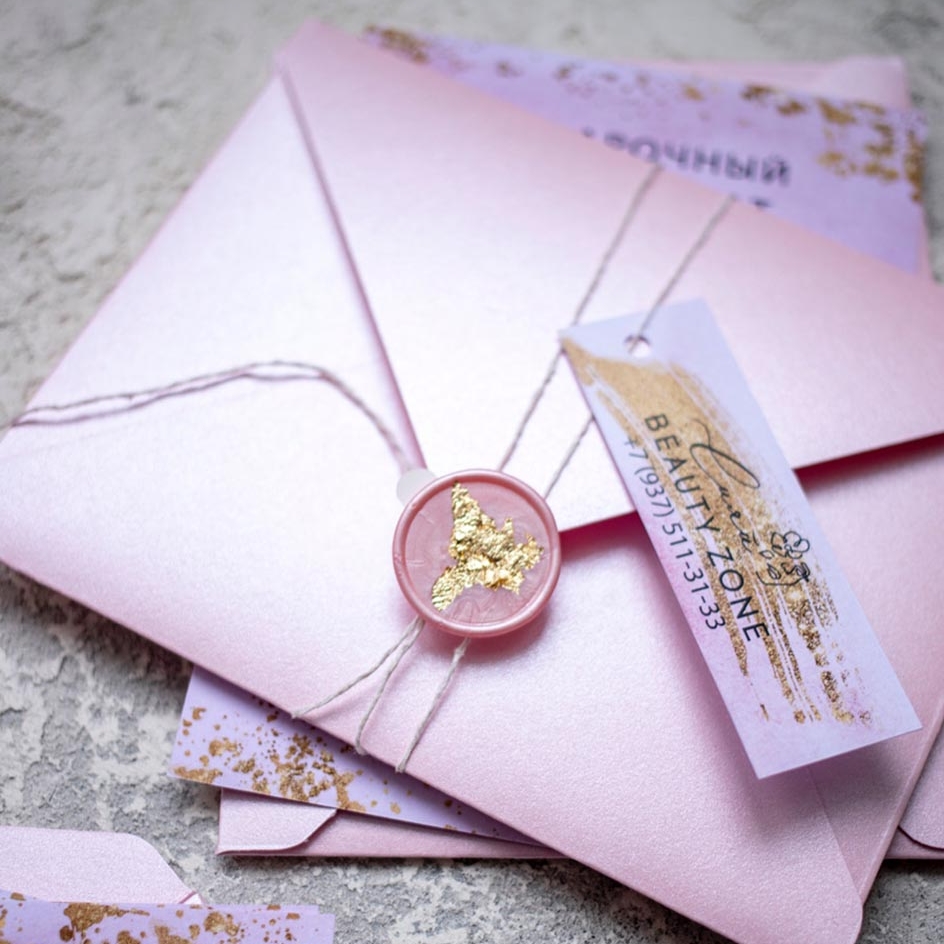 Бумажный конверт в розовом цвете