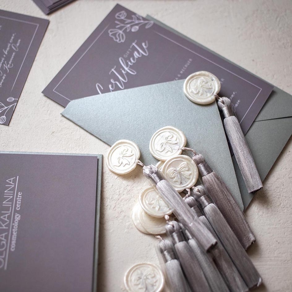 Бумажный конверт цвета серебро для приглашений и сертификатов купить