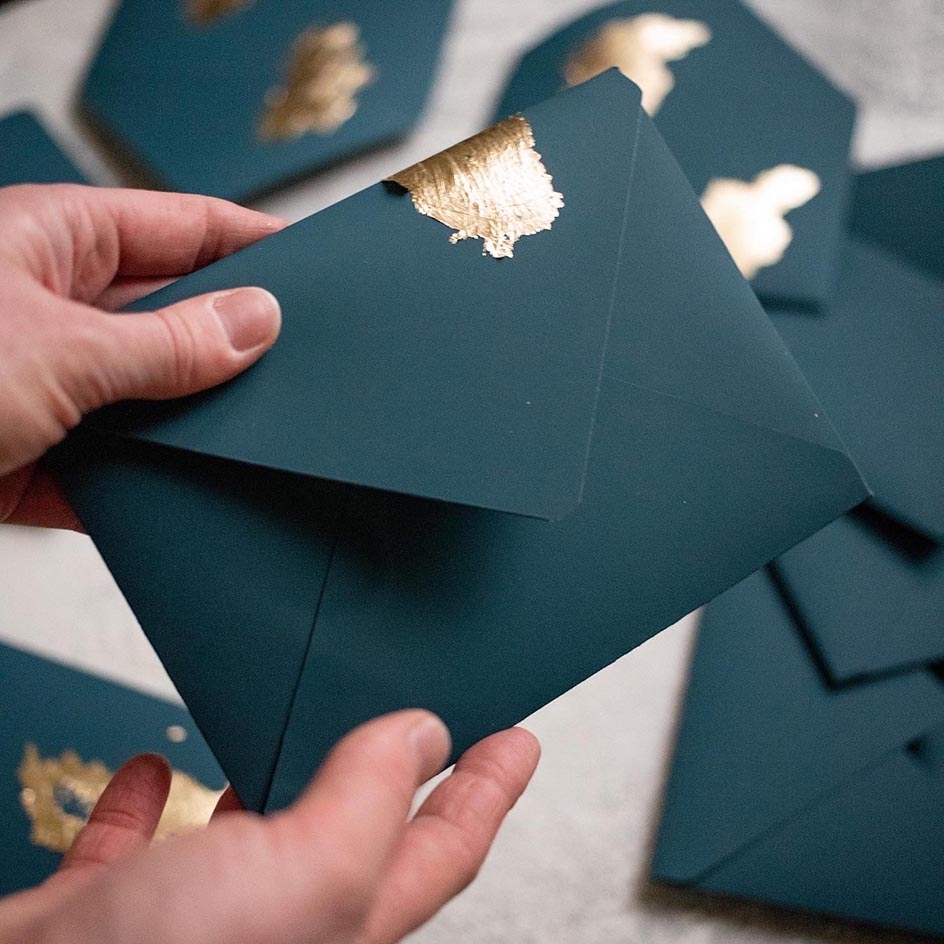 Конверт бумажный сине-зеленый купить в магазине