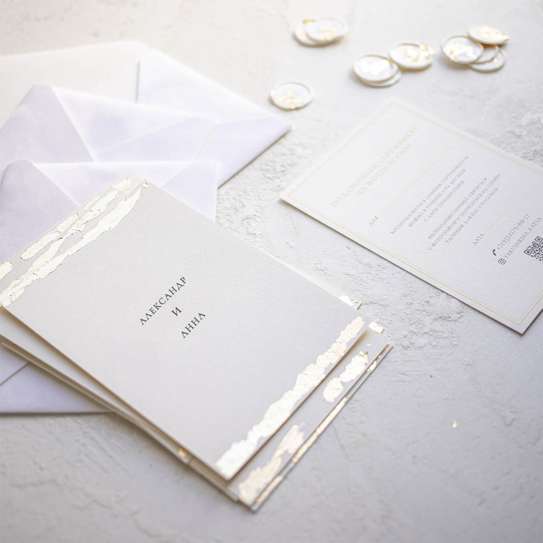 Пригласительные на свадьбу с золотой поталью в бархатном