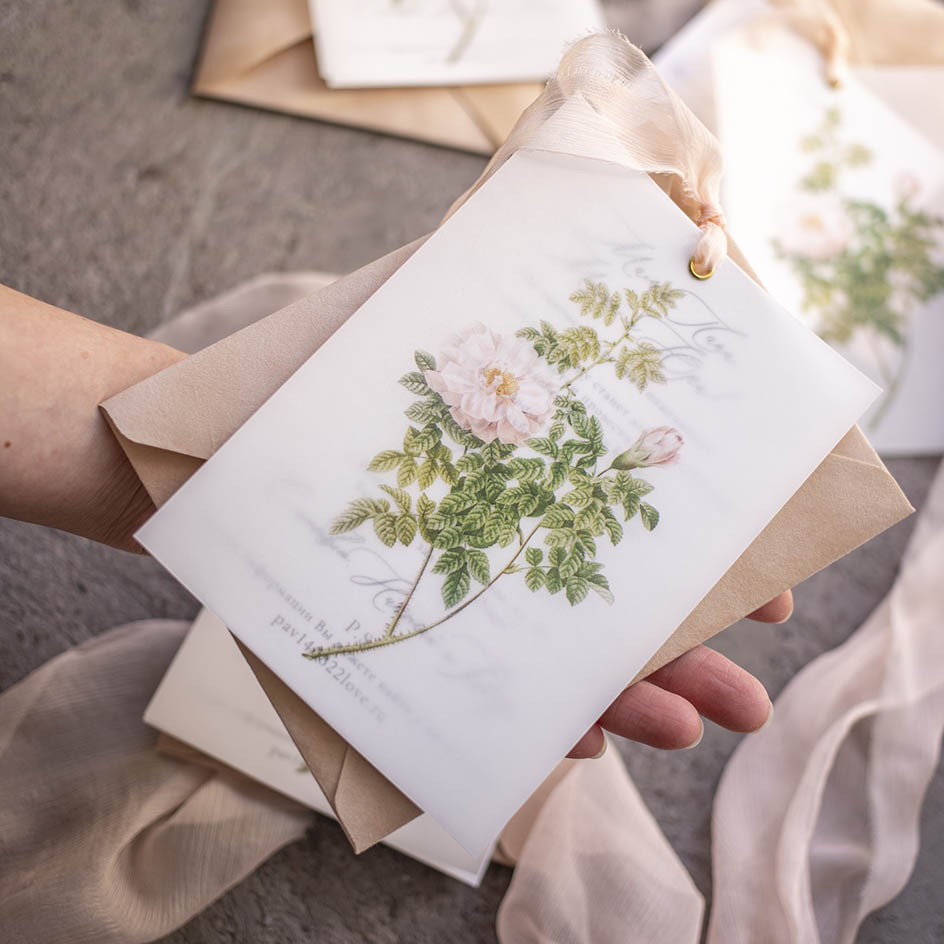 Пригласительные на свадьбу в бархатных конвертах с цветами