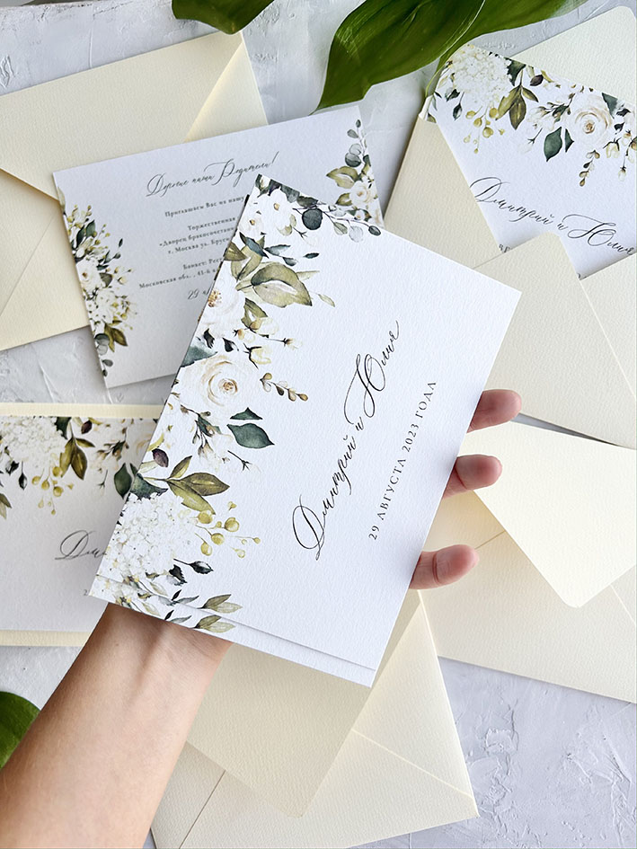 Пригласительные на свадьбу с белыми розами и зеленью