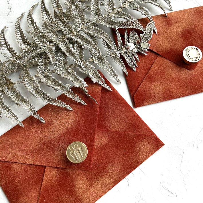 Новогодние конверты красного цвета