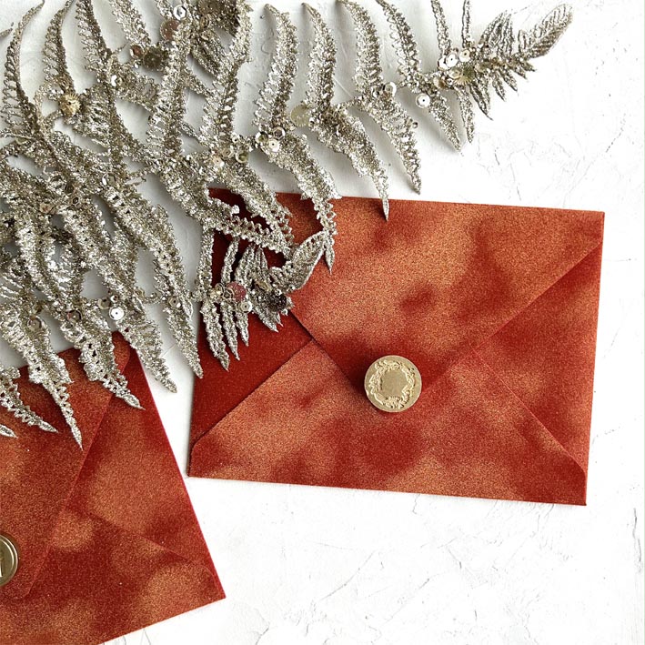 Новогодние конверты красного цвета