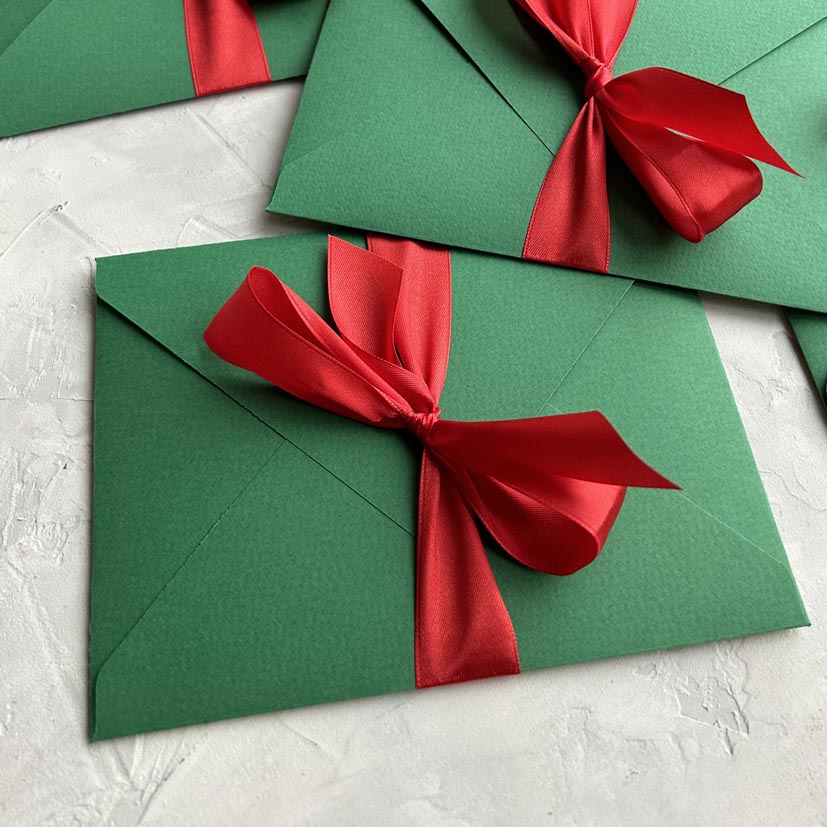 Зеленые конверты из бумаги на Новый Год