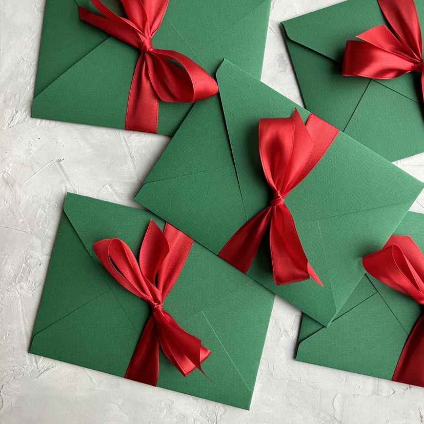 Зеленые конверты из бумаги на Новый Год