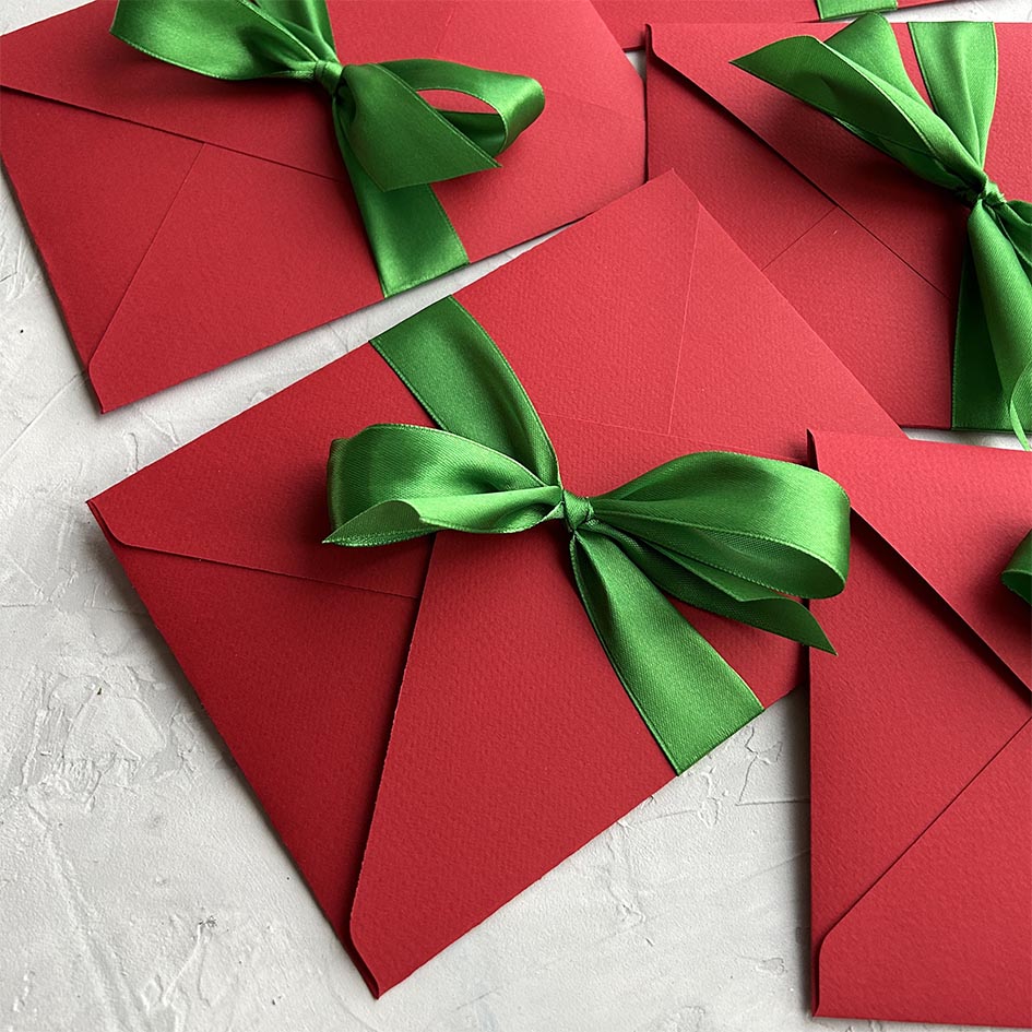 Красные конверты из бумаги на Новый Год