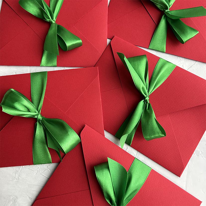 Красные конверты из бумаги на Новый Год