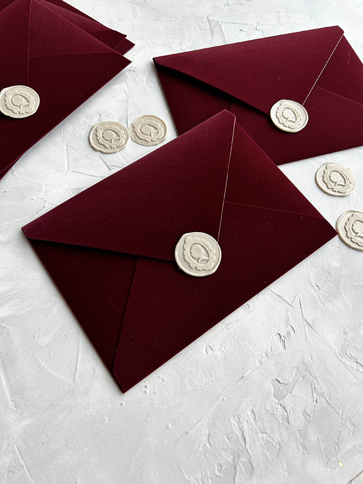 Бордовый конверт из бархатной бумаги