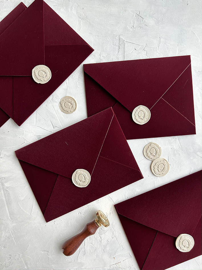 Бордовый конверт из бархатной бумаги