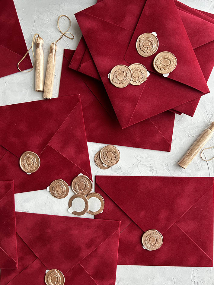 Красные бархатные конверты