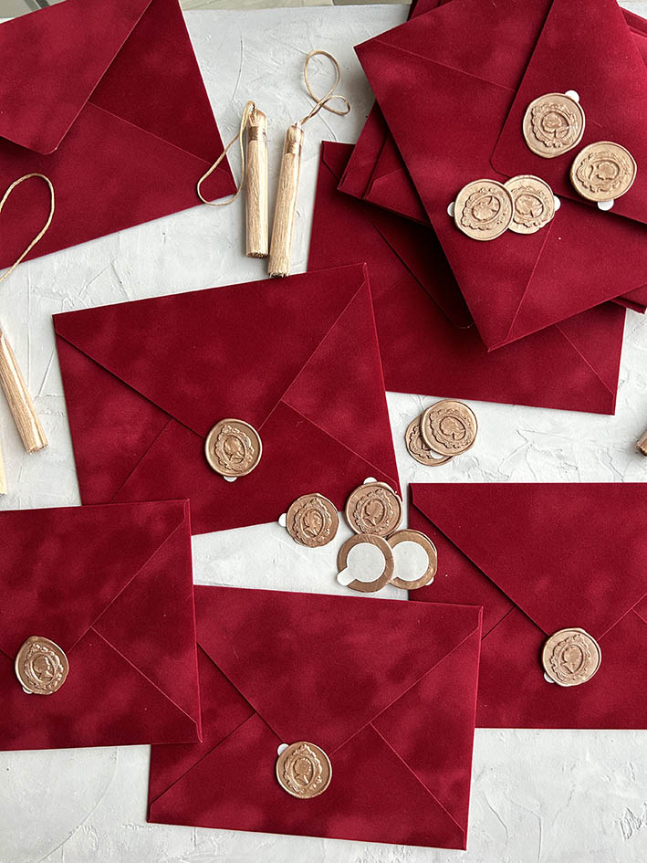 Красные бархатные конверты