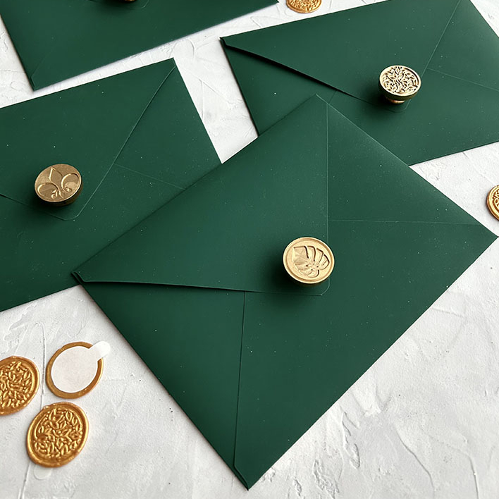 Темно зеленые конверты из бумаги тактильные