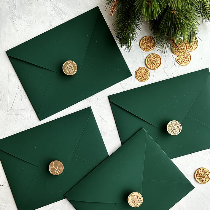 Темно зеленые конверты из бумаги тактильные