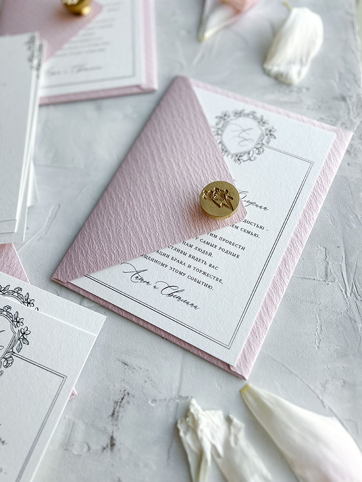 Бумажный конверт розовый с крупной фактурой