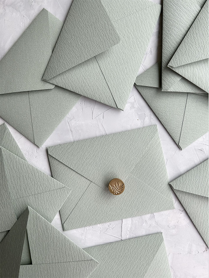 Бумажный конверт зеленый с крупной фактурой