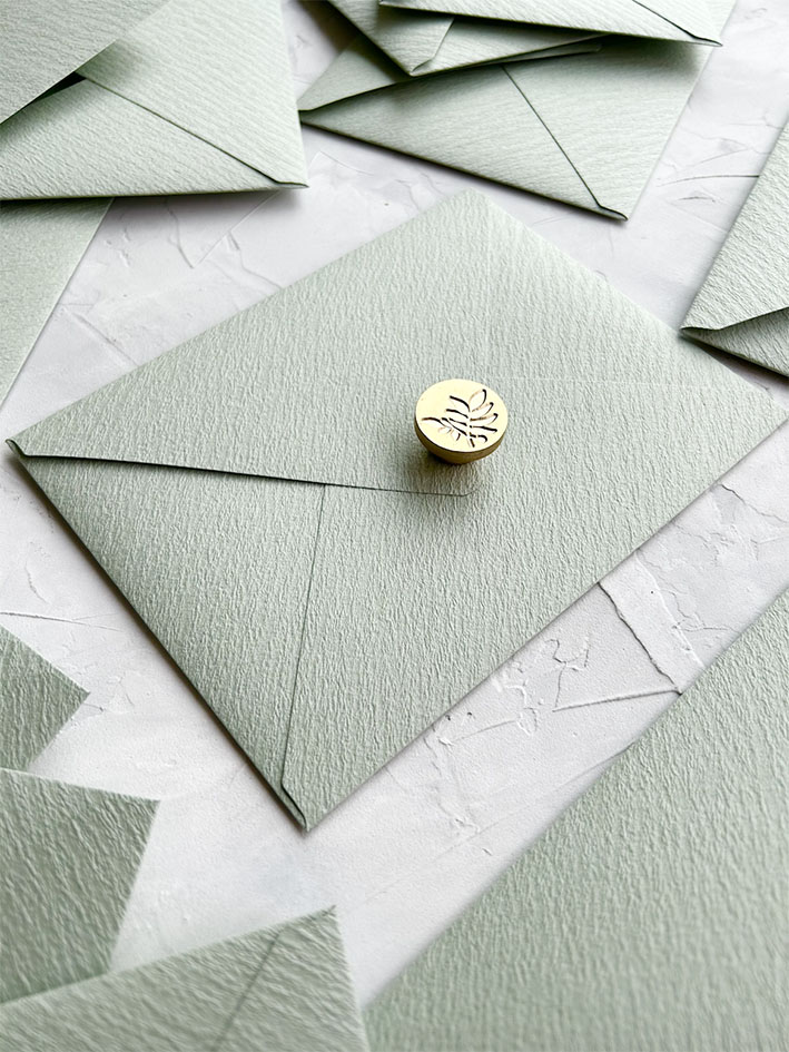 Бумажный конверт зеленый с крупной фактурой