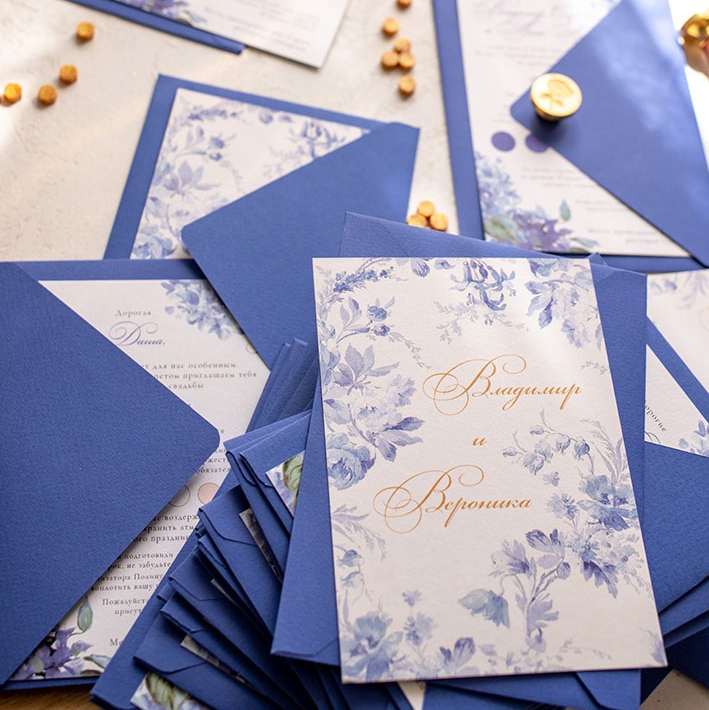 Пригласительные в синем цвете с цветами