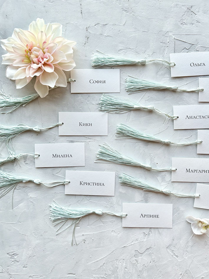 Карточки с именами гостей и кисточками