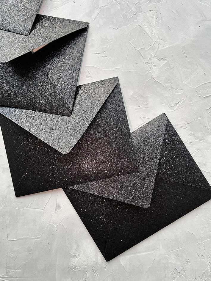 Глиттерные черные блестящие конверты