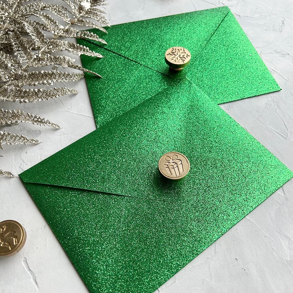 Зелёные конверты блестящие на Новый Год