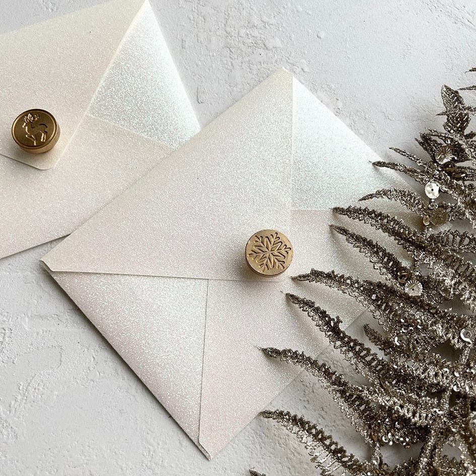 Белые новогодние конверты блестящие на свету