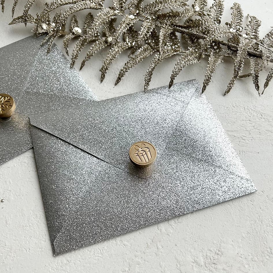 Серебряный конверт блестящий