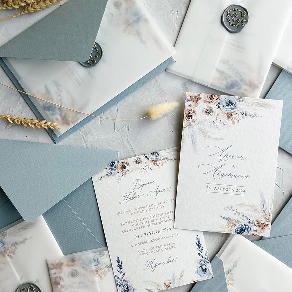 конверт нежно-голубого цвета с карточкой приглашения