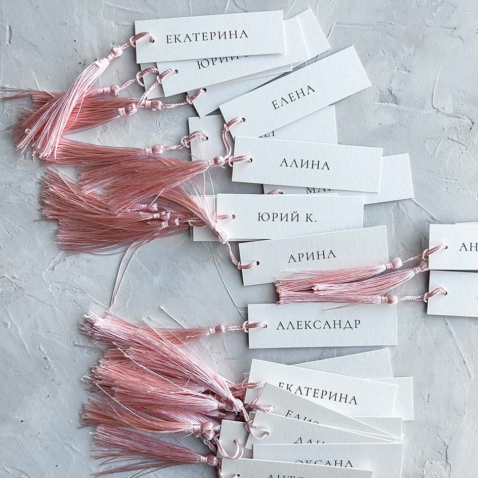 карточки рассадки с пудровыми кисточками