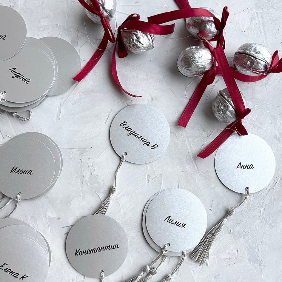 Круглые карточки с именами на Новый год