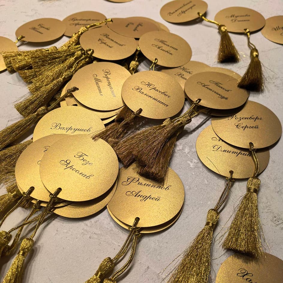 Круглые карточки рассадки на золотой бумаге с кисточками