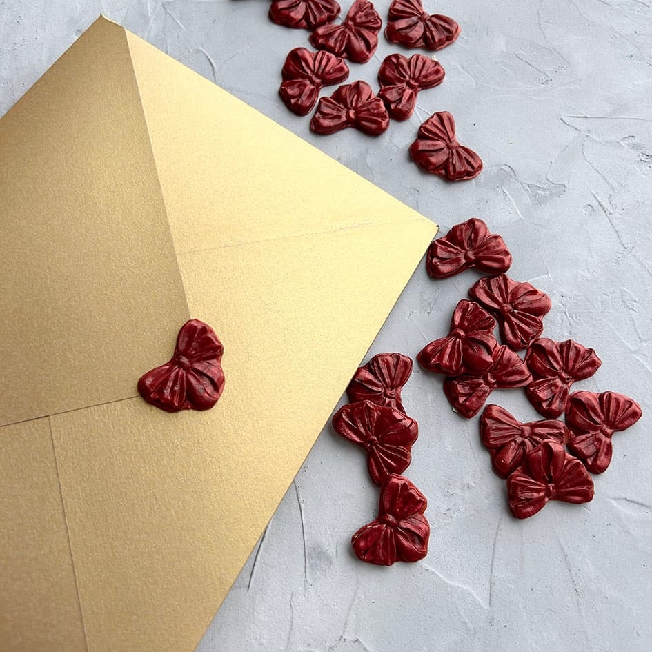 Сургучная печать для конверта в форме бантика