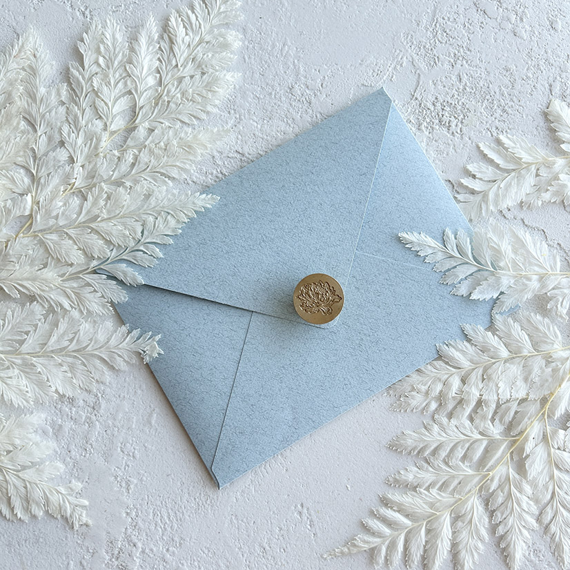 1. пыльно голубой конверт из дизайнерской бумаги с серыми прожилками