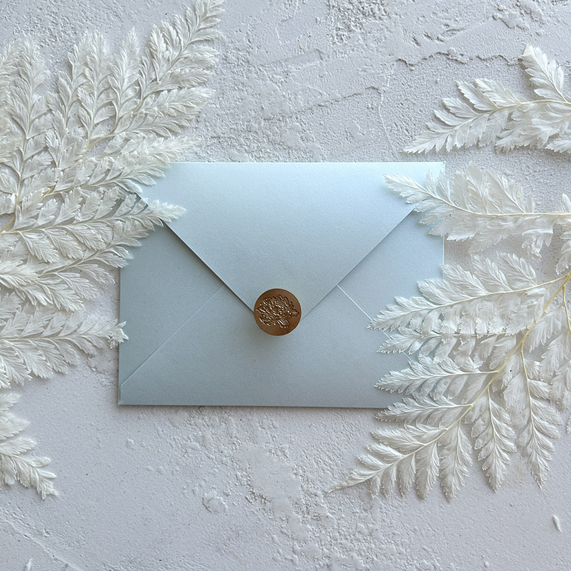 светло голубой конверт из дизайнерской бумаги с сатиновым блеском для приглашений и сертификатов