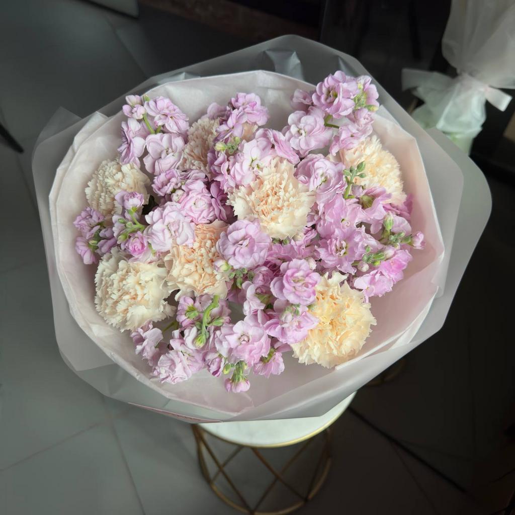 Авторский букет "Маттиола+Диантусы"