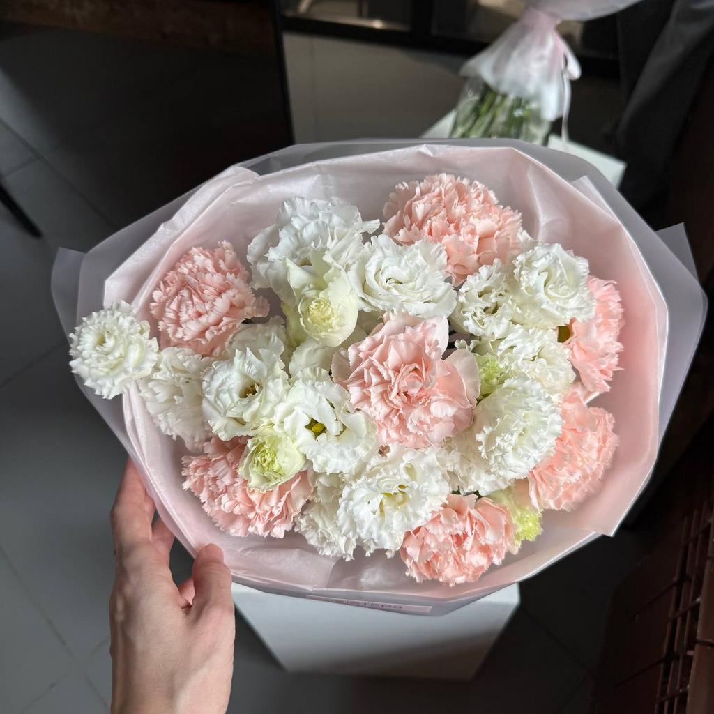 Авторский букет "Лизиантус и диантусы"