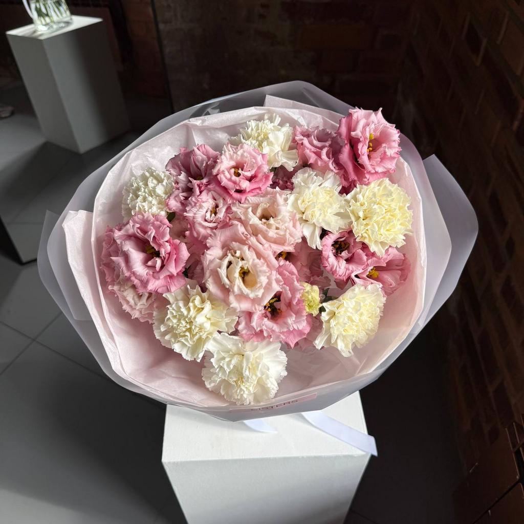 Авторский букет "Лизиантус и диантусы"