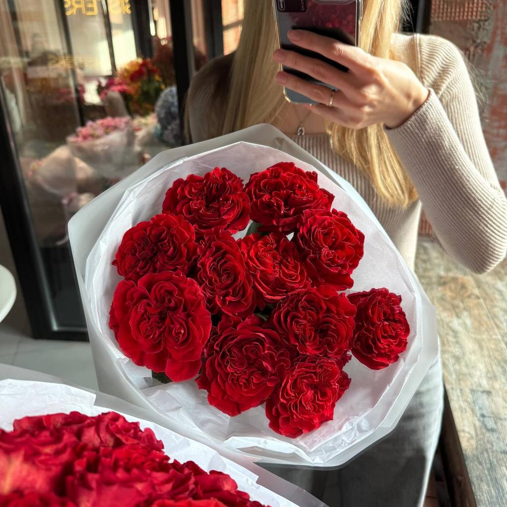 Букет пионовидных роз Ред ай