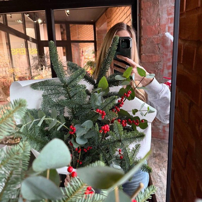 Еловый букет с ягодами