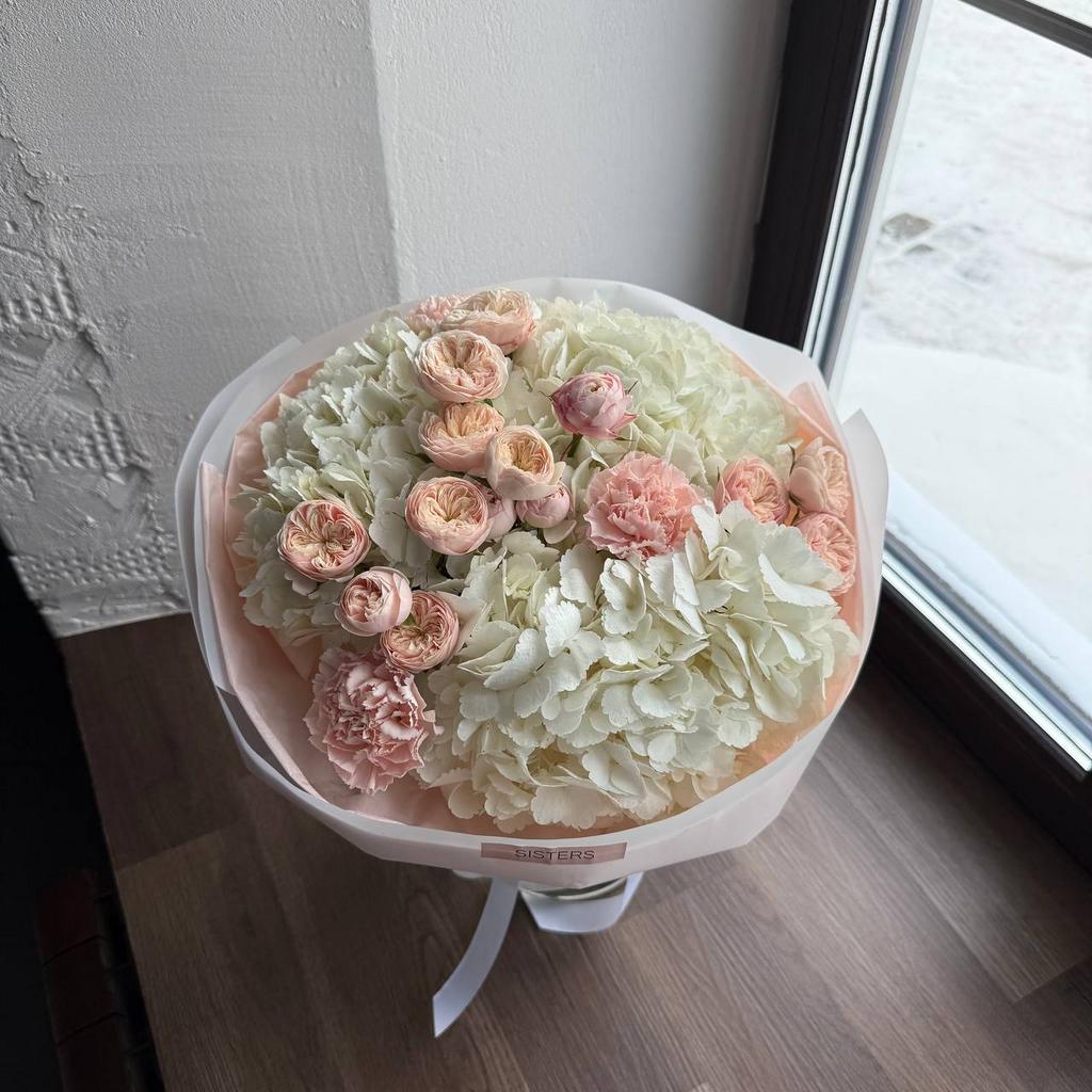 Авторский букет "Объятья марта"