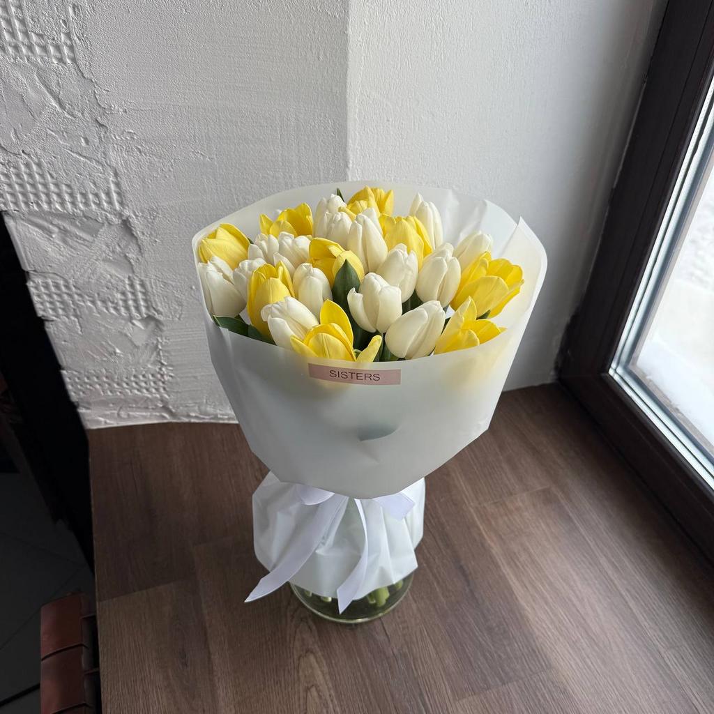 Букет солнечных и пломбирных тюльпанов